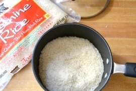 Сначала приготовьте рис. Для этого поместите 2,25 стакана воды и 1,5 стакана риса в кастрюлю. Накройте крышкой и доведите до кипения. Проварите в течении 15 минут. Выключите огонь и отставьте на 10 минут не открывая крышку.