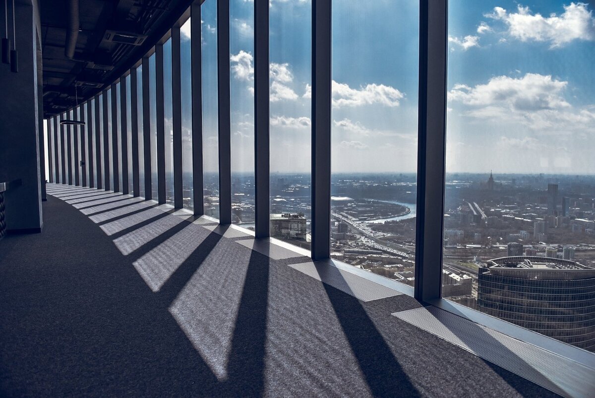 Источник Яндекс.Картинки (Верхушкка комплекса Башни на Набережной,  шпиль одной их 7 сталинских высоток МГУ, Лужники..)