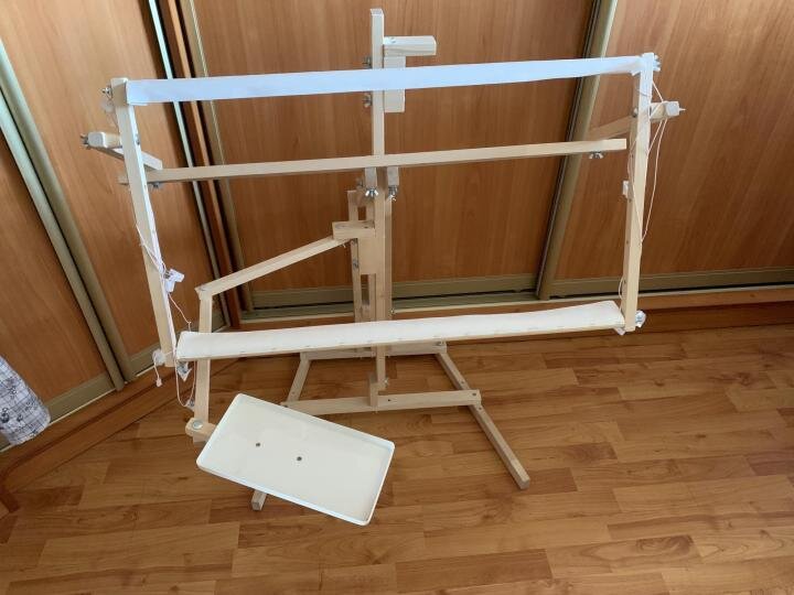 Станок для вышивания со столиком