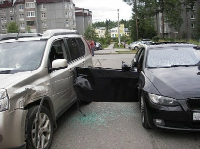 Есть ли дтп. ДТП С открытой дверью автомобиля. Стукнул машину. Машина ударяется на парковке. Въехали в открытую дверь авто.