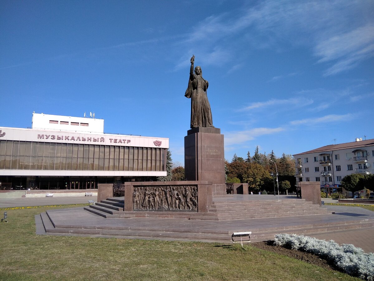 Площадь марий нальчик. Памятник Марии Темрюковне в Нальчике. Монумент навеки с Россией Нальчик. Площадь Марии Нальчик.