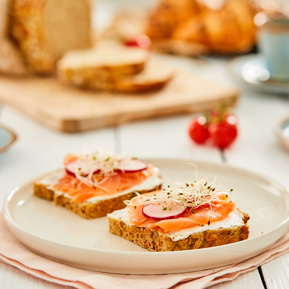 Тост с малосольным лососем