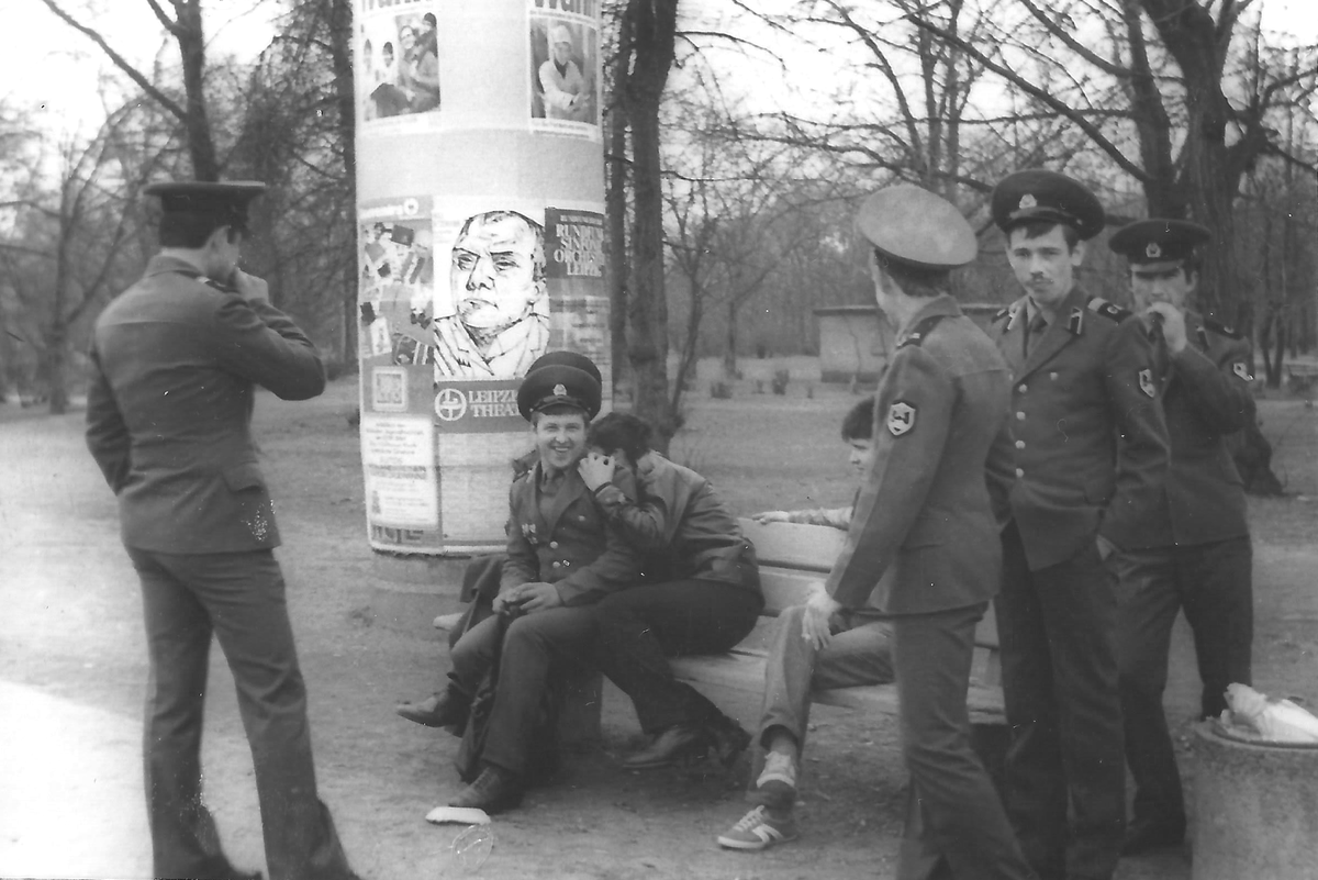 Возил своих бойцов со старшиной в Лейпциг. Сижу в гражданке на скамейке справа....