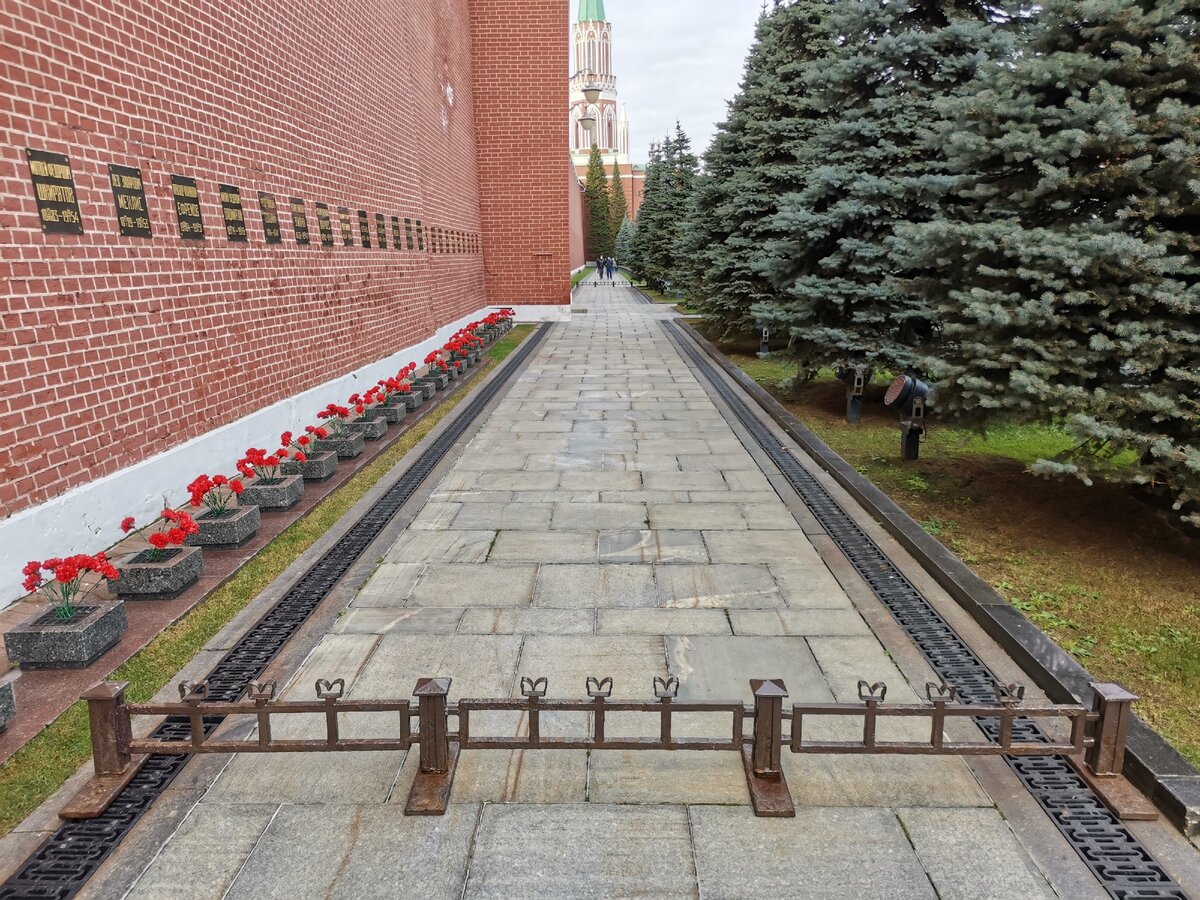 Список у кремлевской стены. Колумбарий в кремлевской стене. Колумбарий в Москве в кремлевской стене. Некрополь у кремлёвской стены. Некрополь у кремлёвской стены могила.