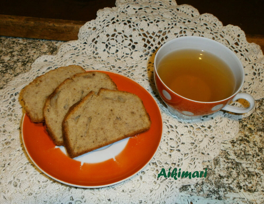 Банановый кекс, который принято назвать хлебом. По виду очень похож на буханку, а по вкусу совсем другой. Кексик с пылу с жару.