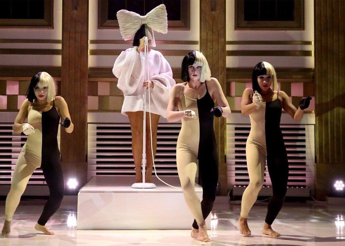 Sia исполняет песню Cheap Thrills