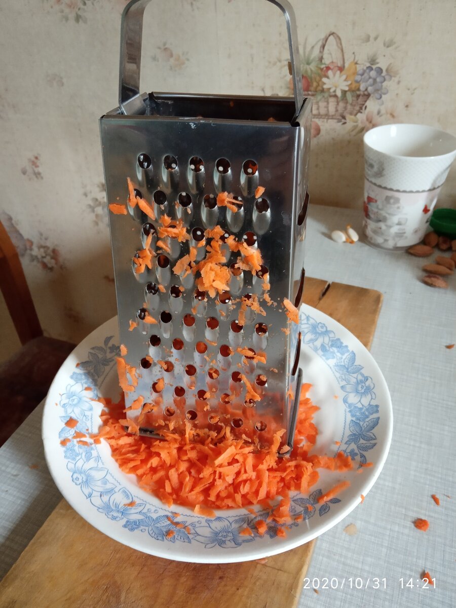 Морковь нужно натереть