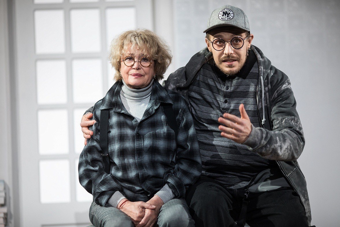 Марина Неелова и Никита Ефремов в спектакле "Собрание сочинений". Фото с сайта театра Современник