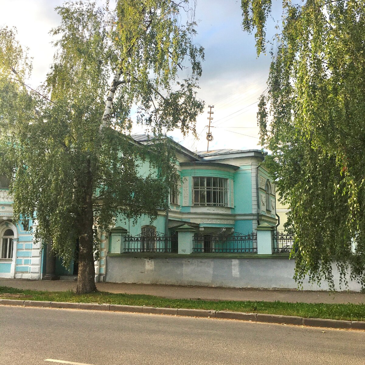 Он же. У здания очень оригинальная планировка.