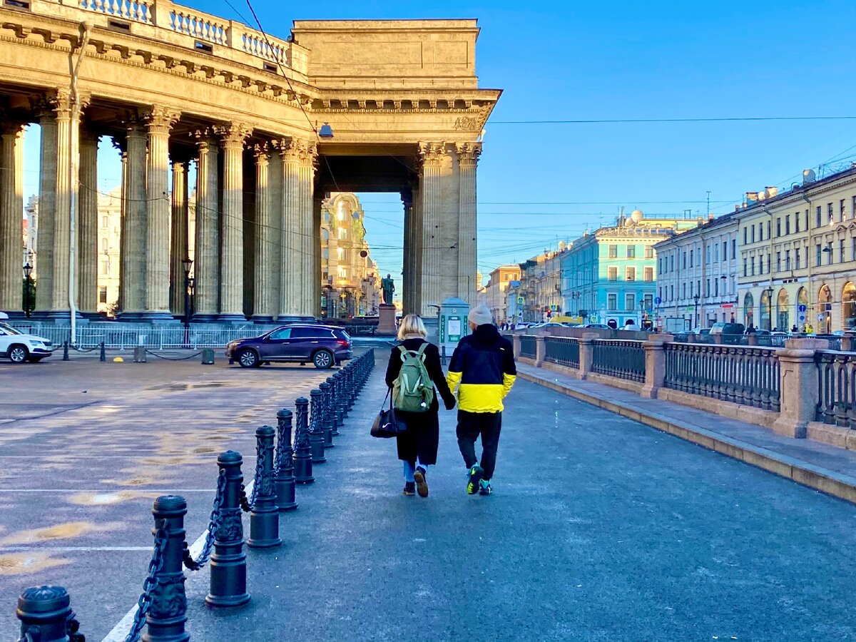 Заметила, что люди в Питере очень скромно одеваются, я в своем розовом  полушубке сильно выделялась из толпы | НА СВОИХ ДВОИХ - Алёна И Женя | Дзен