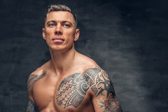Татуировки на груди мужчин: мужество и выразительность