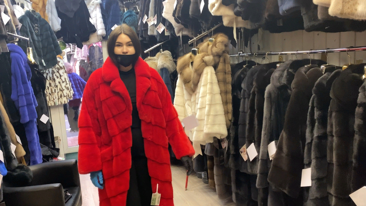 шубы на садоводе 2021 меха и шубы павильон. рынок одежды. видео обзор на садоводе. турецкий рынок одежды. рынки с турецкой одеждой в москве.