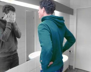 Также человек с низкой самооценкой стремится всегда быть на виду. Кажется, что он адекватно себя оценивает. Но если по каким-то причинам общество не принимает мужчину таким, какой он есть, у него появляется комплекс неполноценности.