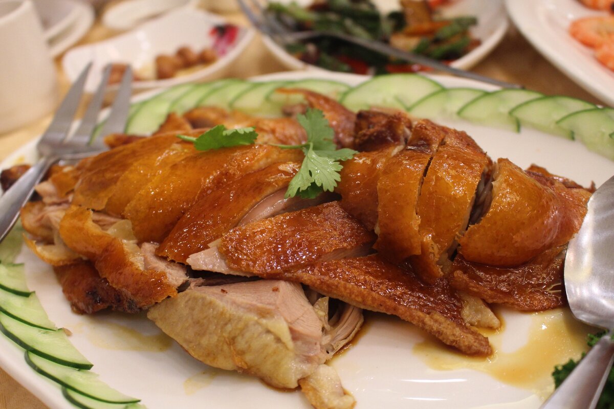 Предполагала, что будет выглядеть примерно так. Но в Пекине не знают, что утку нужно готовить в рукаве для запекания, где она разваливается от слова "совсем")