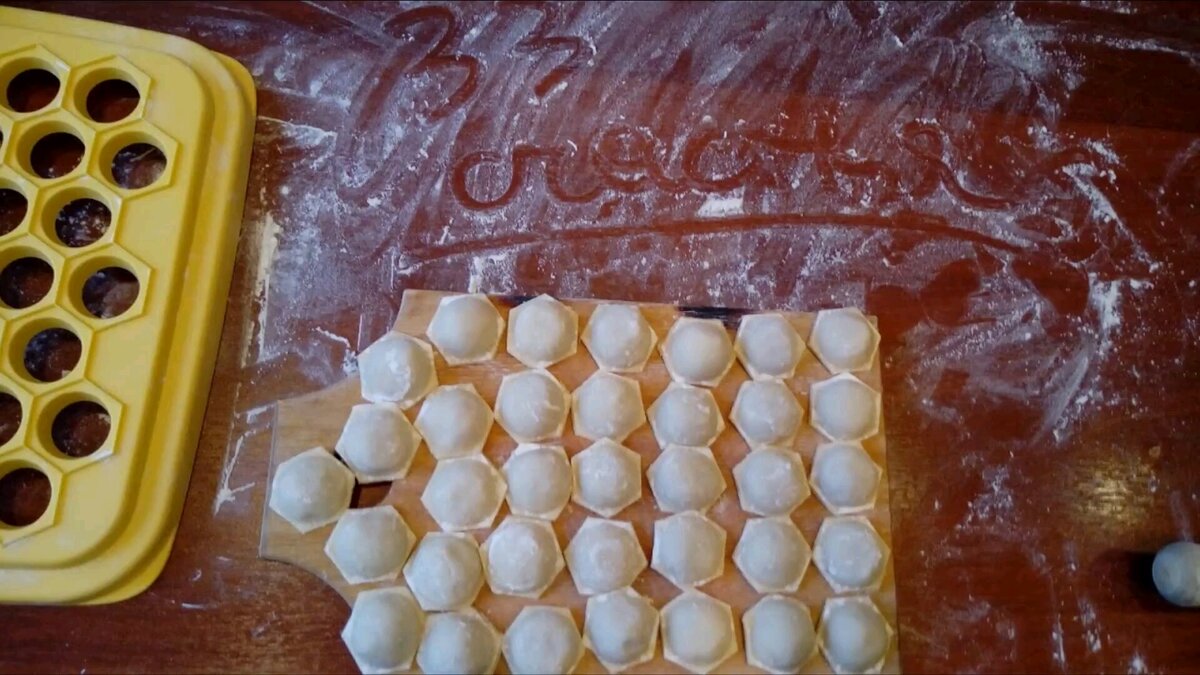 Вот такие пельмени получились из этого теста)