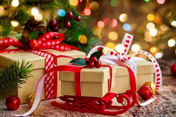 Сладости давно стали традиционным подарком, который из года в год приносит Дед Мороз.
Представляю топ 5 вкуснейших шоколадных плиток в новогодней упаковке, которые можно положить в подарок.