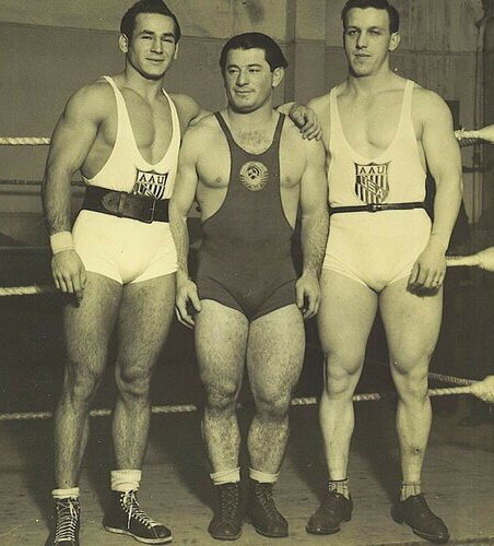 С. Станчик (США, 67,5 кг чемпион), Г. Новак (СССР, 82,5 кг чемпион), Ф. Кай (США, 82,5 серебро) (ЧМ 1946, Париж) Имейте ввиду, что С. Станчик "весит" на 15 кг!!! меньше стоящего рядом Г. Новака.