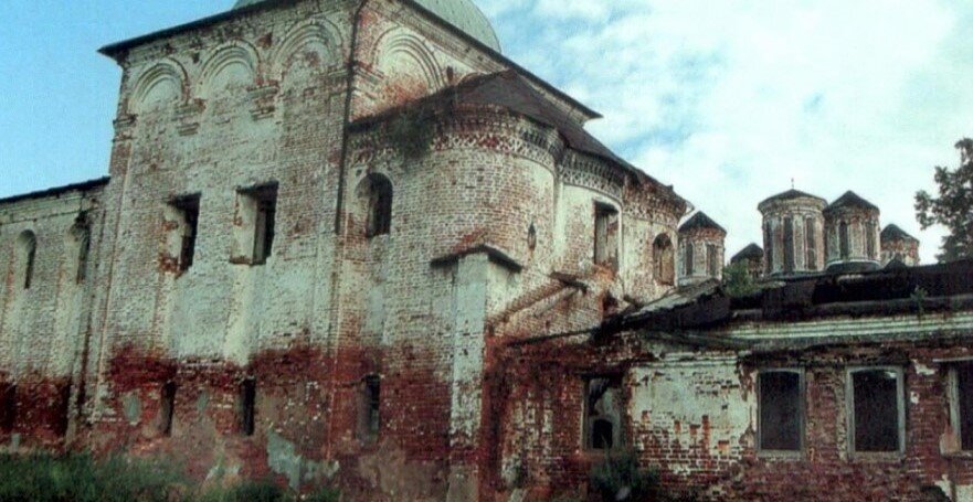 Вот так выглядела Троицкая церковь: колокола сняты, пустые глазницы окон, а что внутри представить страшно.