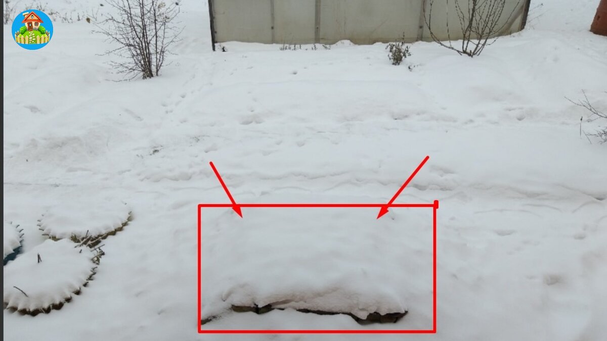 Скважину бурили под окном, потом сделали колодец из белого кирпича и крышку.  В трубе насос, в подполье станция, вот и весь водопровод. Скважина 20,5 метра. Снегом подзавалило.