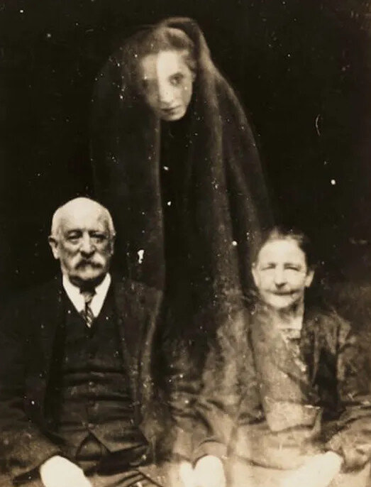 Пожилая пара с призраком молодой дамы.