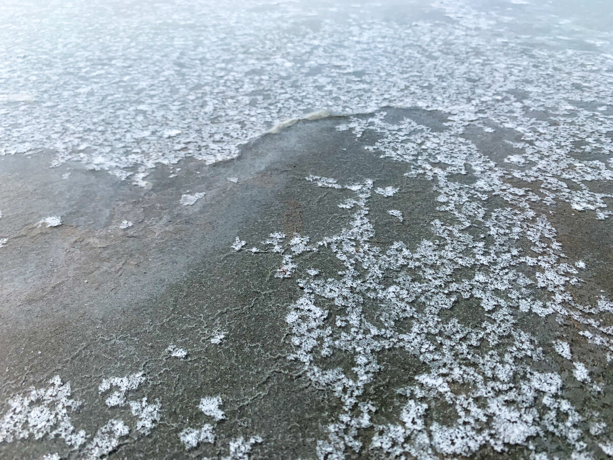 Соль озера Эльтон, в отличие от соли озера Баскунчак в Астраханской области,  не используется в пищу из-за своего минерального состава. Фото автора