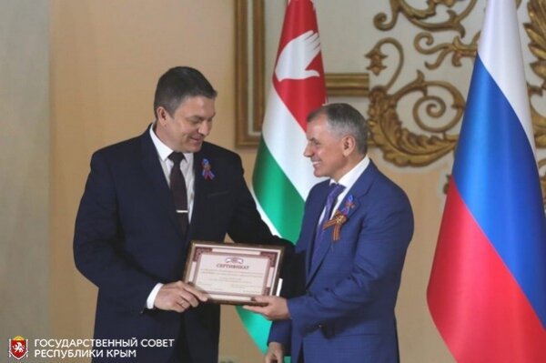 В. Константинов вручает сертификат на 100 путёвок для луганских детей