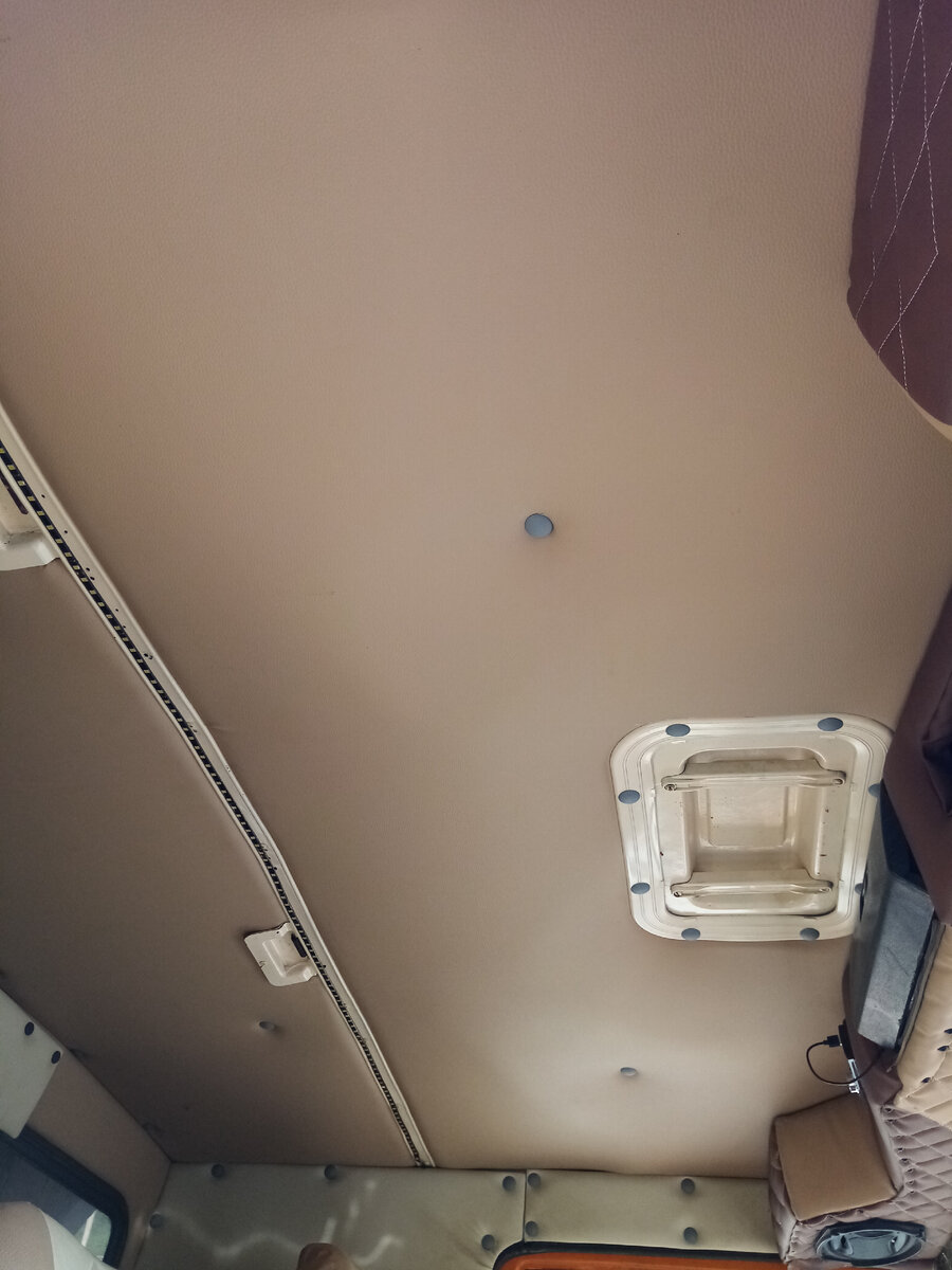 Первым делом сделал потолок. 