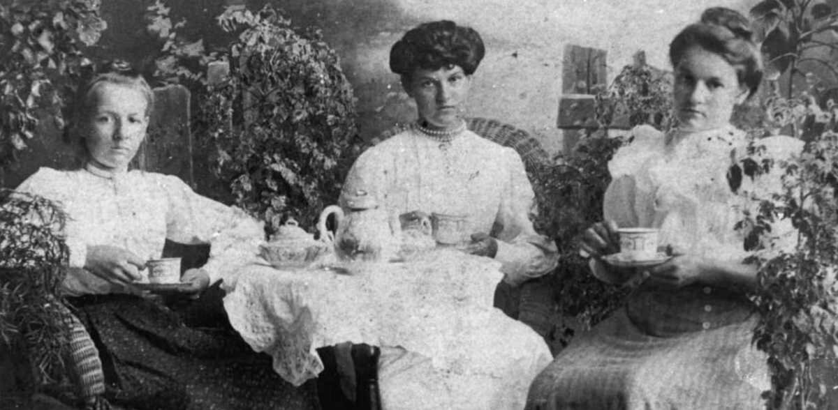 В Викторианскую эпоху женщины одевались максимально невызывающе. Случайное зачатие дорого стоило в то время