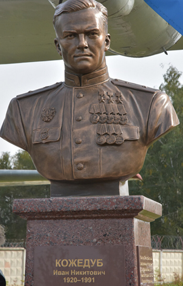 Бюст в сквере авиаторов в г. Балабаново Калужской области.