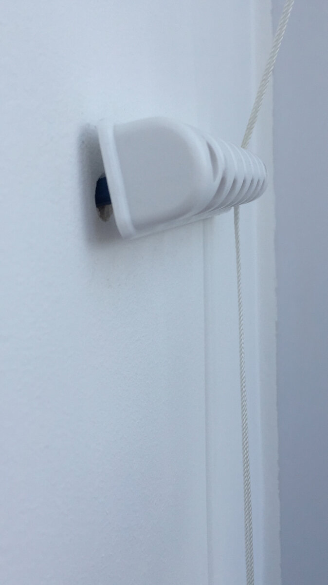 Казалось бы, повесить потолочные веревки для сушки белья - проще простого, но на следующий день после того, как узбеки прикрутили к стене держатель веревок - он не устоял и начал выскакивать