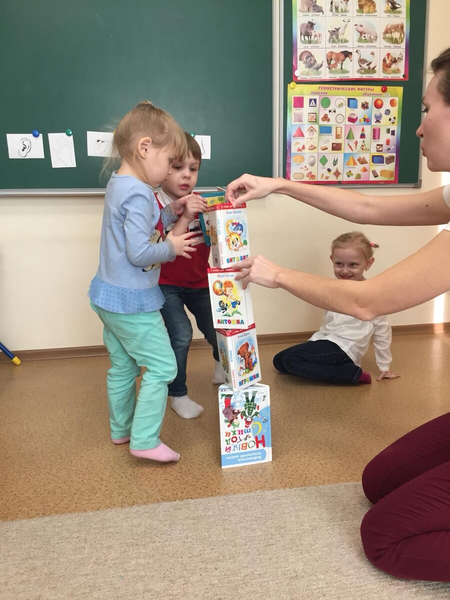 Дети решают задачу: как построить башню выше себя ростом из 8 книг. Это не просто, поверьте. Когда у Вас не было подобного опыта, Вы должны найти эти свойства, скомбинировать, реализовать!!