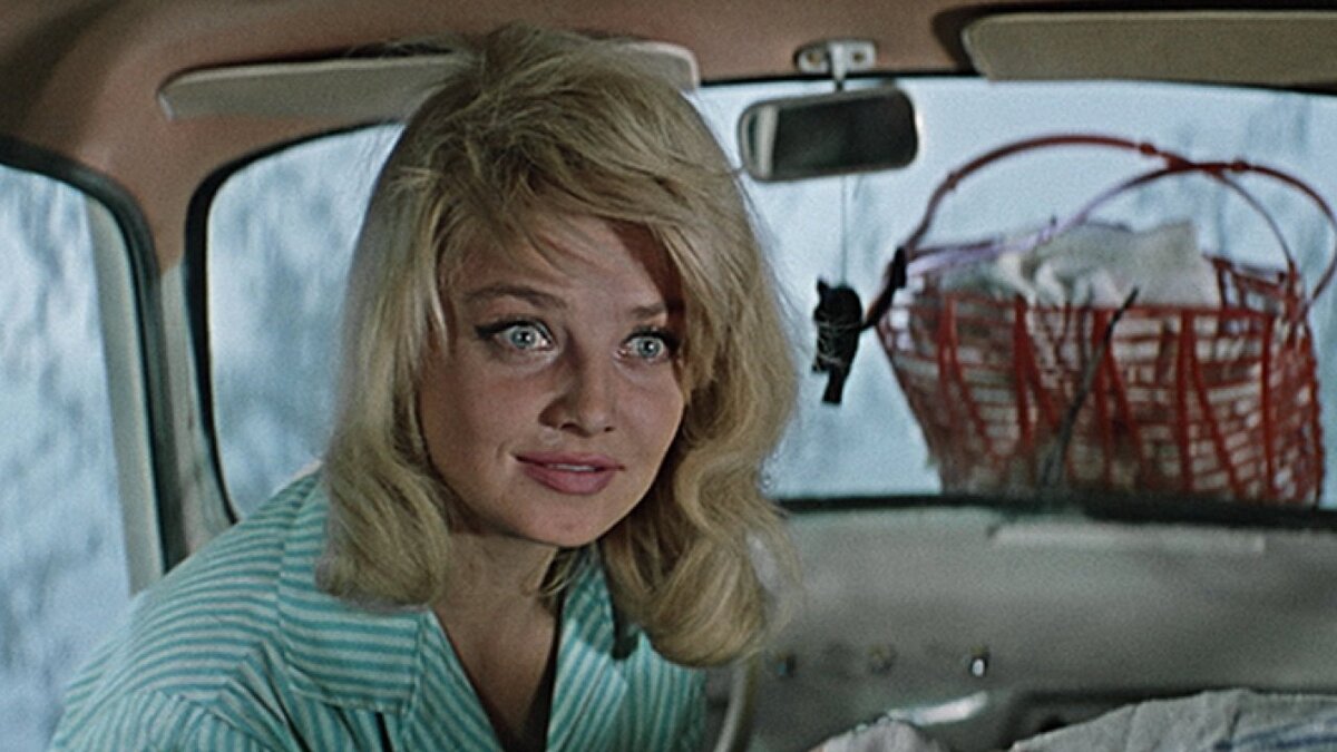 Когда Сергей Михалков по своей пьесе «Дикари» написал сценарий к будущему фильму, то лично выбрал и режиссера – Генриха Оганесяна.-3