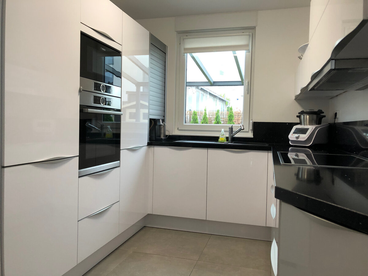 На кухонной нише стоят только те предметы, которыми мы пользуемся регулярно.