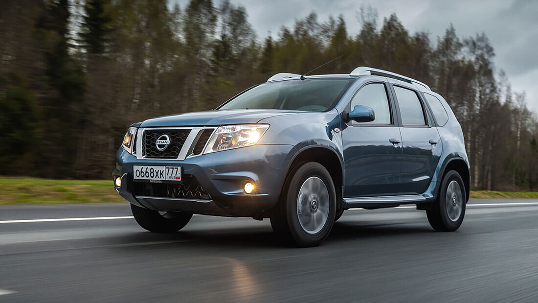 Nissan Terrano гордо несет японский логотип.