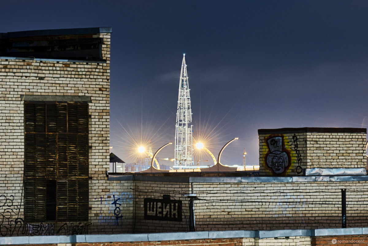 Отсюда не видно ни одной классической достопримечательности, зато видны новейшие. Например, газпромовская кукурузина, →