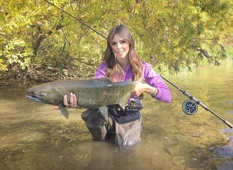 Все мы знаем, что женская рыбалка – это главное хобби каждой женщины. Но как эта рыбалка может быть рыбалкой, спросите Вы. Ведь сами женщины говорят, что рыбалка это не для них. Это им скучно, некомфортно, ну и самое главное не интересно. Однако согласитесь, что есть такие женщины, которые без определенного рода занятий, могут стать настоящими рыбаками. И поверьте, что не удивительно, ведь такие женщины очень даже отличаются от женщин, которые просто любят посидеть на диване с бутылкой пива. При этом, такие женщины не просто рыбачат, а еще и ловят рыбу. Такие женщины не только привыкли ловить рыбу, но и делиться со своими друзьями и знакомыми информацией о рыбалке. А самое главное, что у таких женщин нет ни каких проблем с мужиками, так как все мужчины у них просто сговорчивы и идут на поводу у этого хобби. Отношение к женскому хобби может быть самым разным, некоторые считают, что это удел блондинок, но в наше время в мире нет женщин не умеющих ловить рыбу. Но естественно, что для того, чтобы поймать рыбу, нужно знать некоторые секреты, которые знают только люди с определенным набором знаний. Просто так не научишься этой профессии, а если и научишься, то еще вопрос, будешь ли ты получать удовольствие от того, что ты умеешь это делать. Однако, есть такие люди, которые стремятся научить этому других. Но не все женщины достойны того, чему их учат. Многие из них просто лентяйки, которые тратят свое время, на то, что бы просто просиживать по выходным на диване. Так что же, стоит поучиться рыбалке, и опять же если это не ваше, тогда просто возьмите удочки и пойдите на водоем. Ведь если Вы сможете получить удовольствие от самой ловли, то окружающие Вас люди не будут Вас осуждать. Теперь давайте поговорим о том, что нужно знать, чтобы уметь ловить рыбу на удочку. Конечно, первое, что вам нужно, это конечно хорошая удочка. Поэтому подумайте, на какой удочке вы сможете сидеть. Ведь вы собираетесь брать удочки с собой не на один день, и естественно должны взять такую удочку, с помощью которой вы и будете ловить рыбу как можно дольше. Также вам понадобится прочный шнур, который можно взять на 10-15 метров, и конечно же рыбацкая приманка. Причем это не должен быть просто дождевой червь или мотыль, это должна быть рыбка с крючка, хотя бы несколько штук.