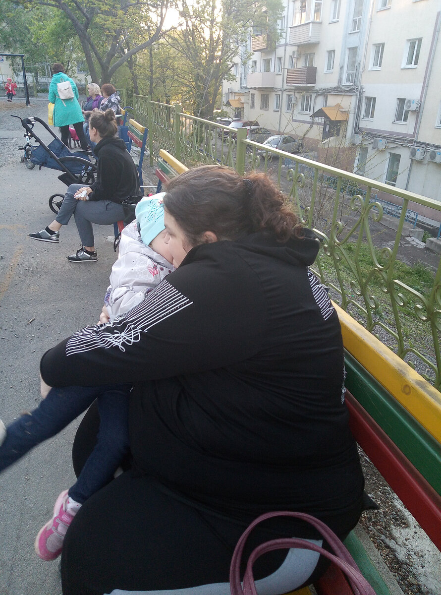 Это я с племянницей. Уже почти смирилась со своим весом. Стало на все наплевать и я стала больше выходить из дома - смысл прятаться. От себя не спрячешься.  