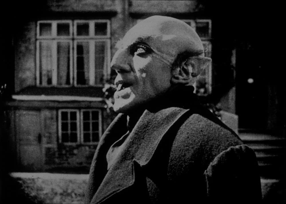 Кадр из фильма Nosferatu, eine Symphonie des Grauens. Режиссер: Фридрих Вильгельм Мурнау. Оператор: Фриц Арно Вагнер, Гюнтер Крампф. Производство: Jofa-Atelier Berlin-Johannisthal, Prana-Film GmbH 