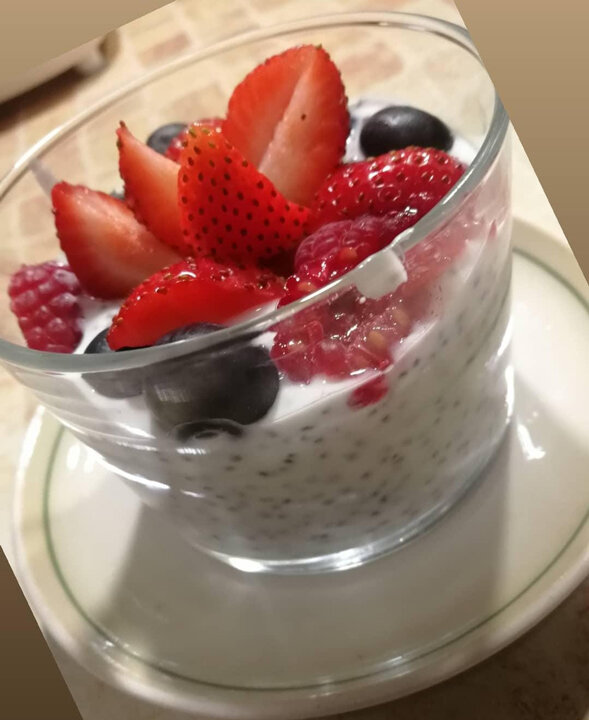 Десерт из хлопьев и ягод