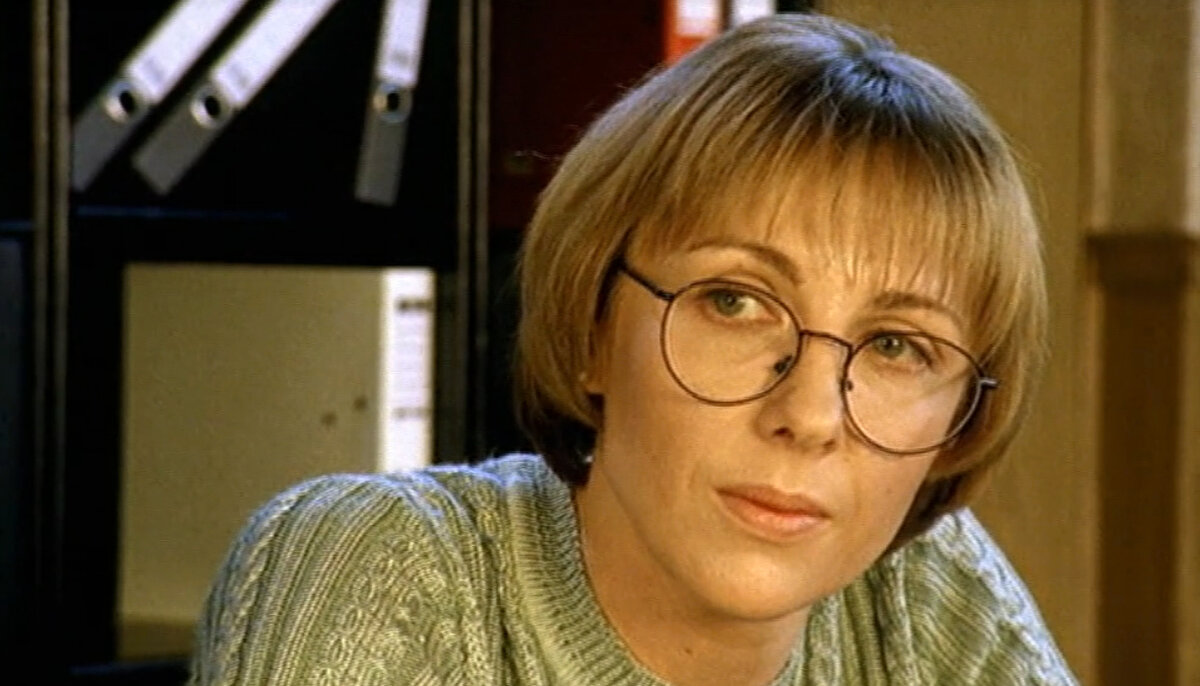 Елена Яковлева в роли Анастасии Каменской. Кадр из кинофильма "Каменская", 1 сезон, 1999 г., режиссер Юрий Мороз, сценаристы Александр Полозов, Наталия Токарева, Рамиль Ямалеев, композитор Алексей Айги (скриншот)