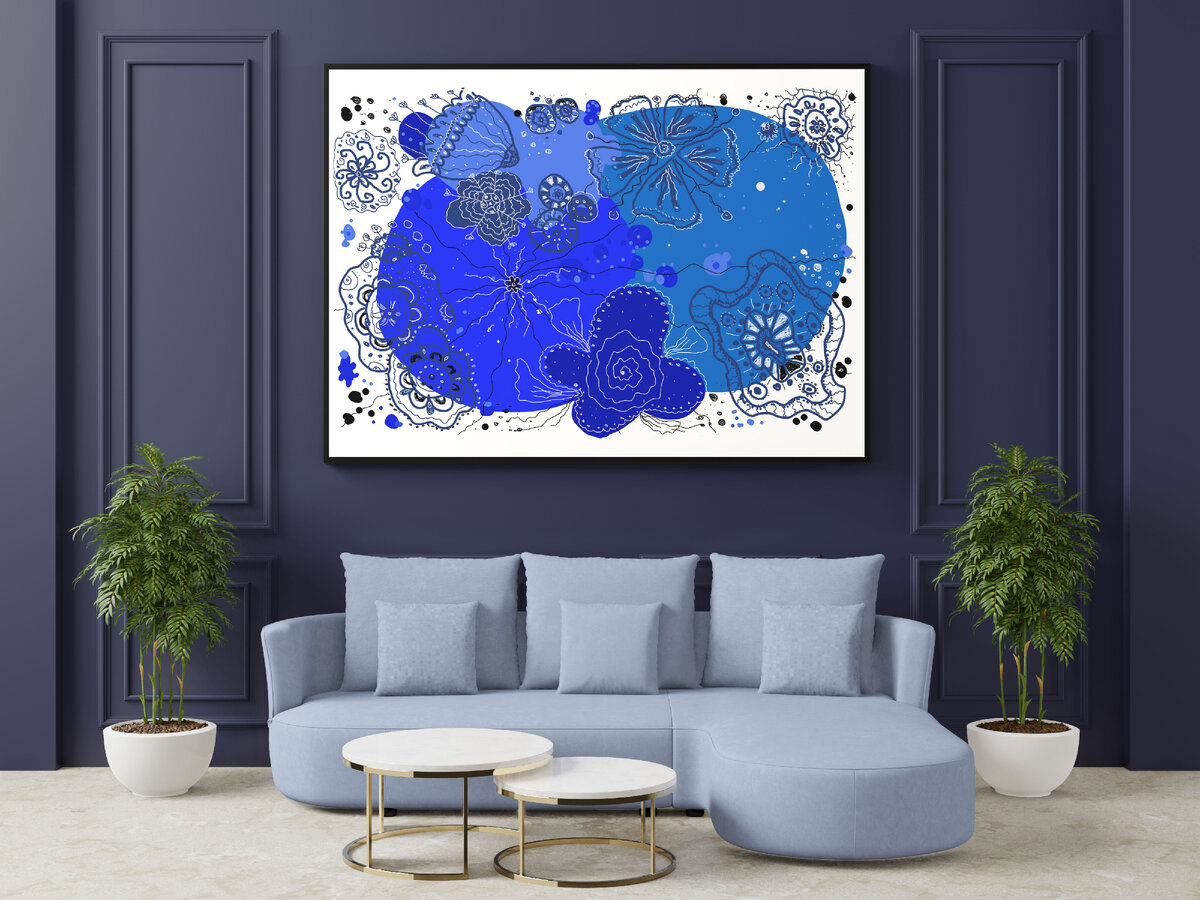 картина автора с темном интерьере