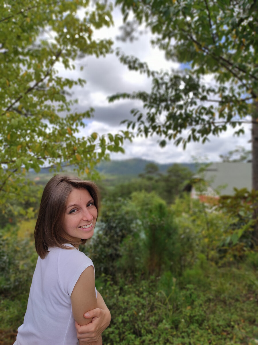 Я, Светлана Лаврентьева, сертифицированный специалист по Аюрведическим методам исцеления и ведущая программы «Домашний детокс за семь дней».