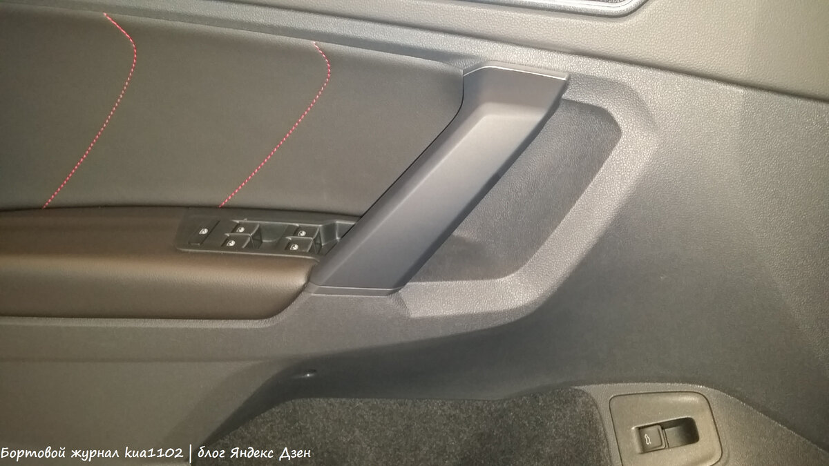 Дверные панели также обшиты искусственной кожей. Автор фотографии kua1102