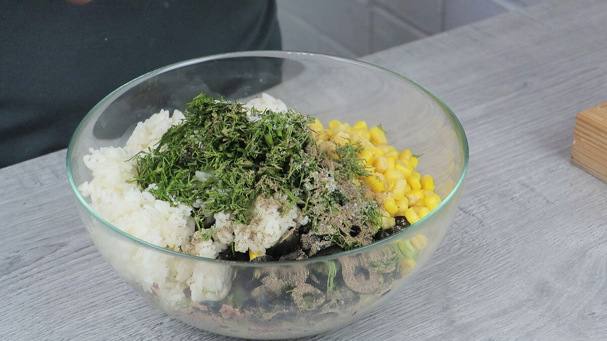 Салат с рисом и тунцом на обед или ужин