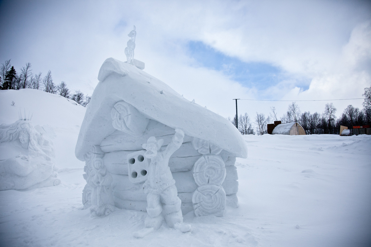 Зимние фигуры. Домик из снега. Сказочный домик из снега. Фигуры из снега домик.