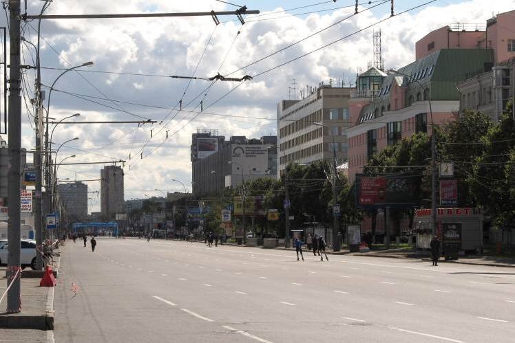 Шесть полос Марксистской улицы приводят в центр Москвы столько автомобилей, что он стоит в пробках. Что делать? Расширить улицы в центре? Нет. Очевидно, чтобы стало меньше пробок, нужно сузить эту улицу, тогда и автомобилей будет меньше.