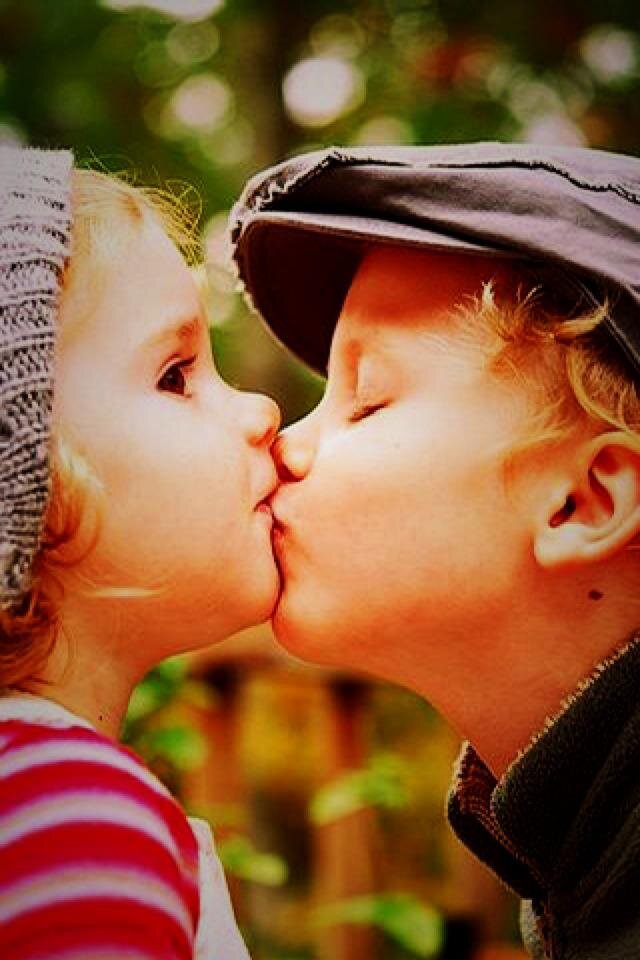 Покажи девочки мальчики поцелуют. Детский поцелуй. Детский поцелуй в губы. Детский поцелуй в щечку. Дружеский поцелуй.