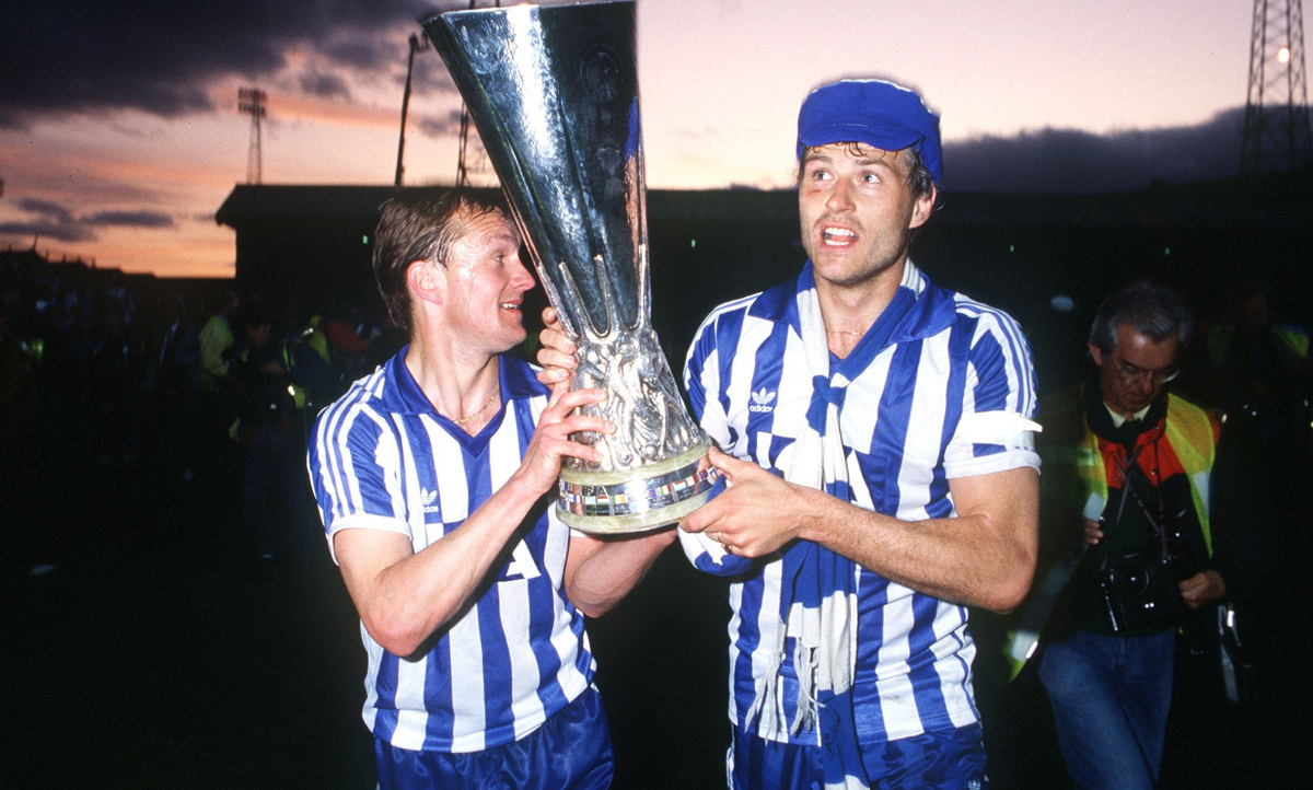 Футболисты Гетеборга празднуют вторую победу в Кубке Уефа