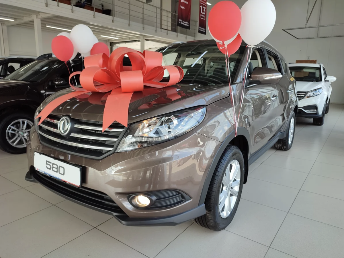 Головной свет – галогеновые лампы, фары с электрорегулировкой и светодиодные ходовые огни. Повторители поворотников в зеркалах заднего вида тоже светодиодные.  