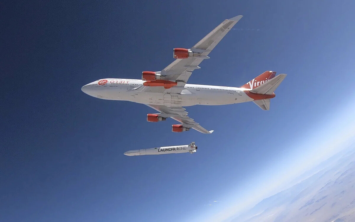 Самолёт Boeing 747 Cosmic Girl запускает РН LauncherOne. Credit: Virgin Orbit/International Rocket Launches.